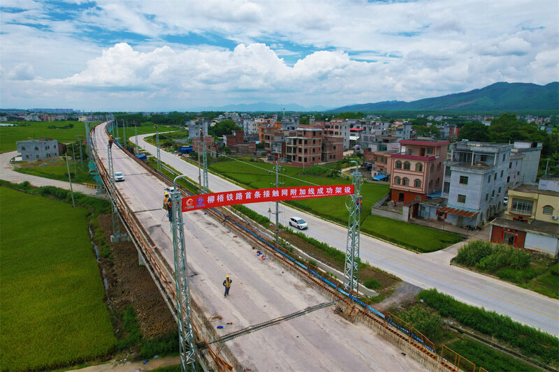 柳梧铁路首条接触网附加线成功架设