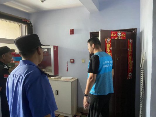 济南市莱芜区凤城街道瑞馨园社区：清理小楼道 传递“大文明”