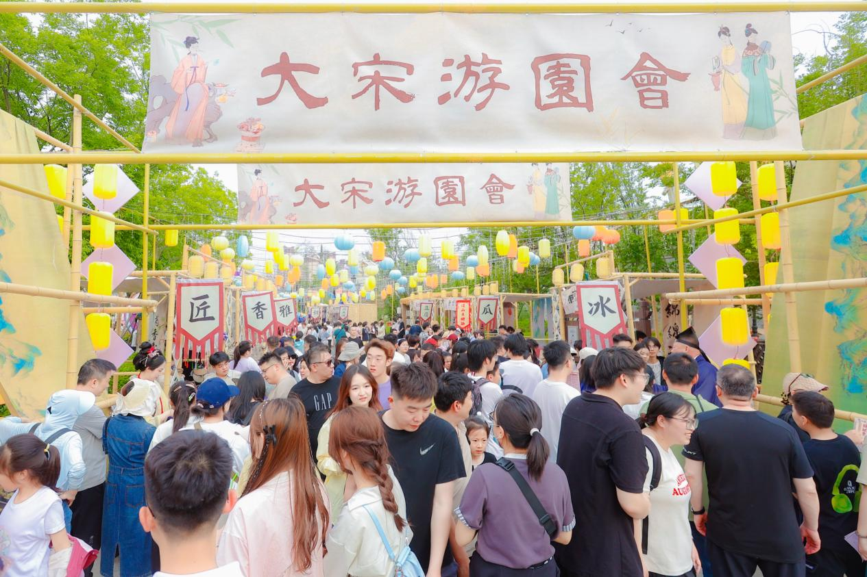 济南融创文旅城国王大街焕新启幕 买一次票无限次游玩三天