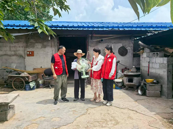 社会主义核心价值观“五个融入”|郯城县李庄镇开展“夏日送清凉 关怀暖人心”志愿服务活动