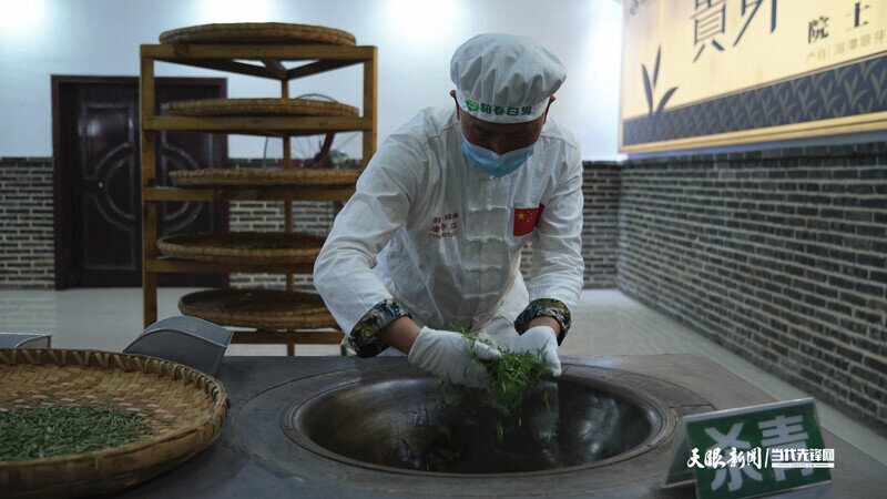 17527507781449.jpg 贵州阳春白雪茶业有限公司里,公司技术总监、湄潭翠芽手工制作技艺第十代传承人唐诗江正在展示制作湄潭翠芽的技艺.jpg