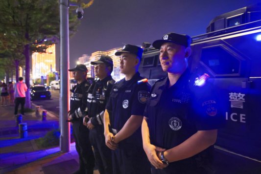 畅快“嗨啤” “警”色相伴 崂山公安护航啤酒节启幕