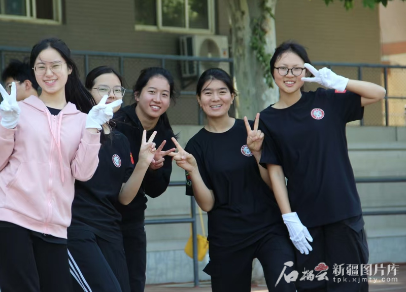 祖国大家庭的温暖丨课桌连着大江南北