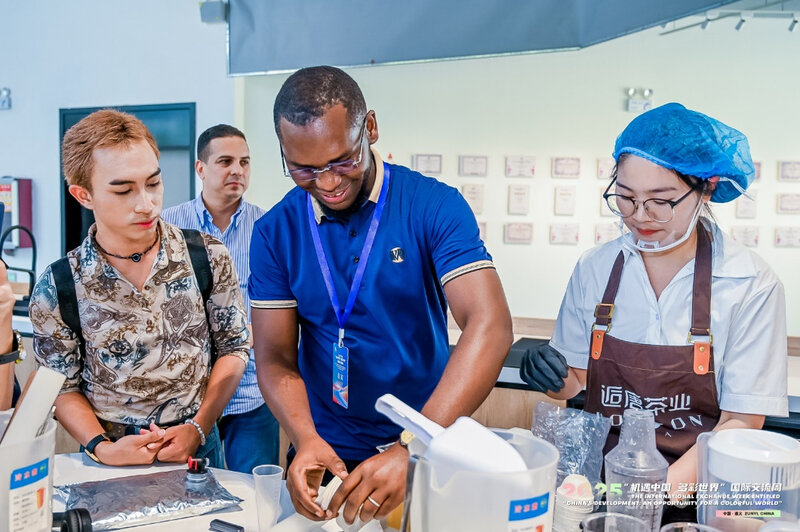 30多国使节专家青年走进多彩贵州 感受中国机遇