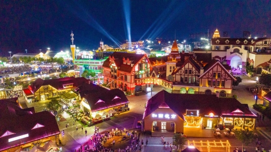 热度拉满!青岛西海岸新区金沙滩啤酒城狂欢现场震撼直击