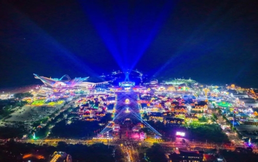 越夜越璀璨!速领青岛西海岸新区金沙滩啤酒城追光指南