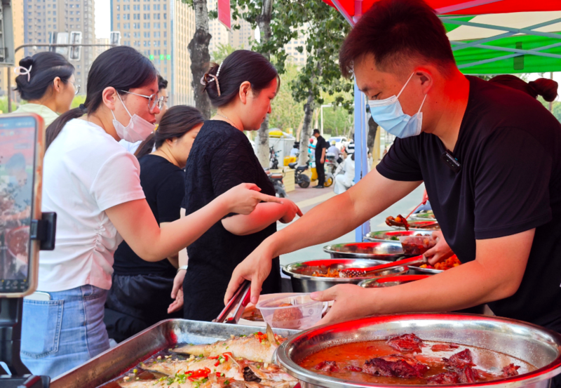 菏泽星级酒店扎堆摆摊,市民狂买!