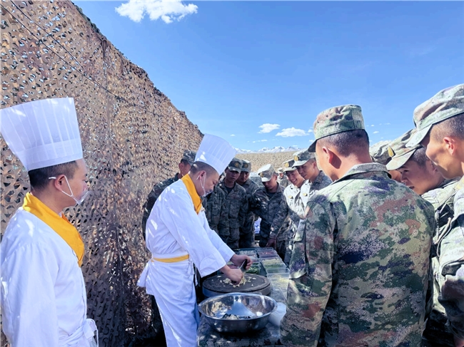 拉萨融通珠峰宾馆赴某部队开展惠军政策宣讲暨厨艺教学活动