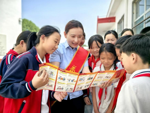 青法润苗 护航成长 ——一堂让孩子们眼睛发亮的法治课