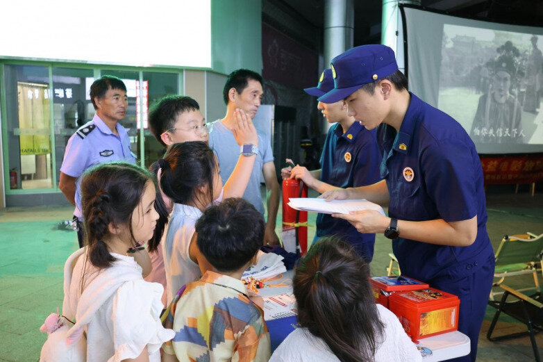 婺城区消防救援大队借力“公益电影下乡”活动前往西市街社区开展消防宣传