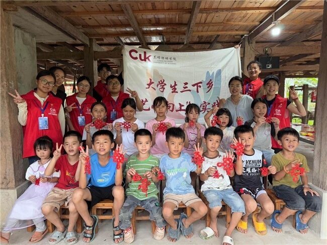 艺润边疆植美育,文传薪火显担当 ——昆明传媒学院“艺心向上”实践团探索文艺赋能乡村振兴新路径