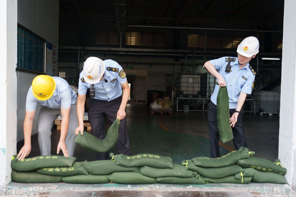 人员转移安置、内河水位预降,上海浦东奉贤等区全力筑牢防台防汛安全线