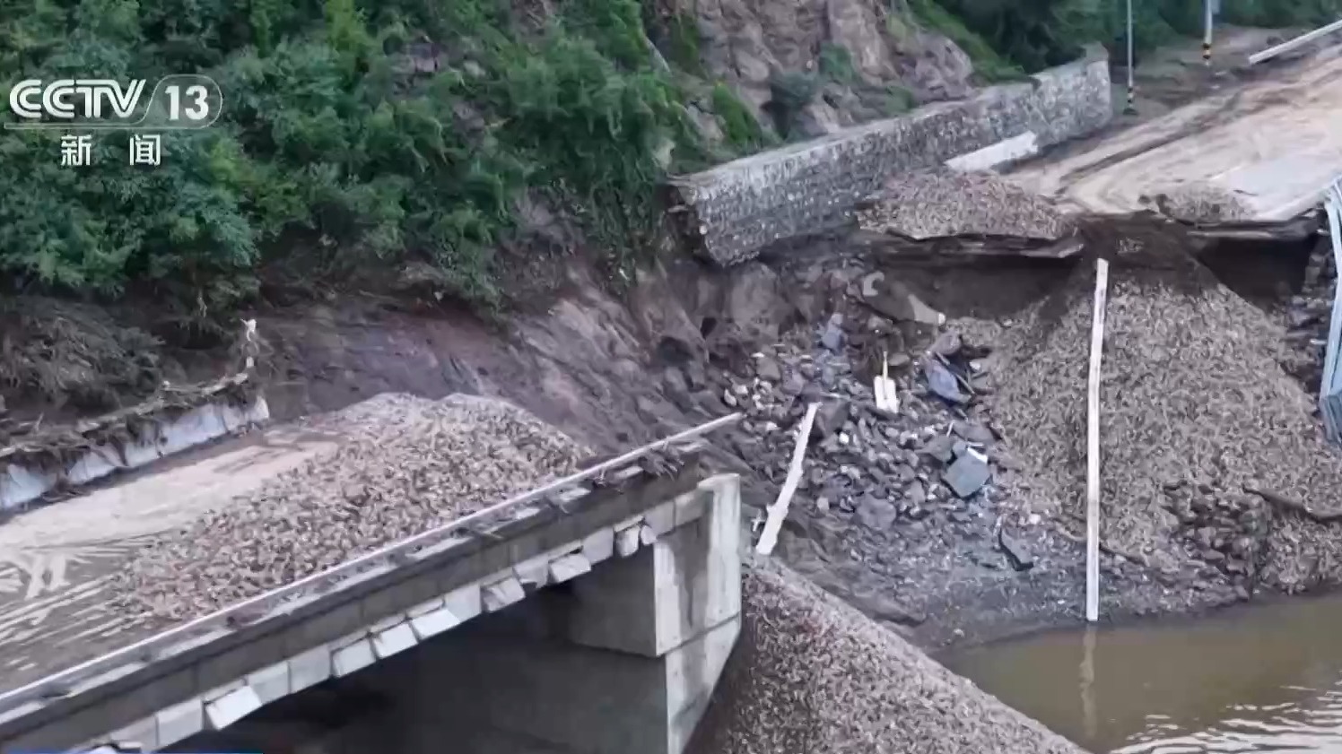 断桥上架木桥、悬崖上架绳索 救援人员为灾区群众搭建生命通道