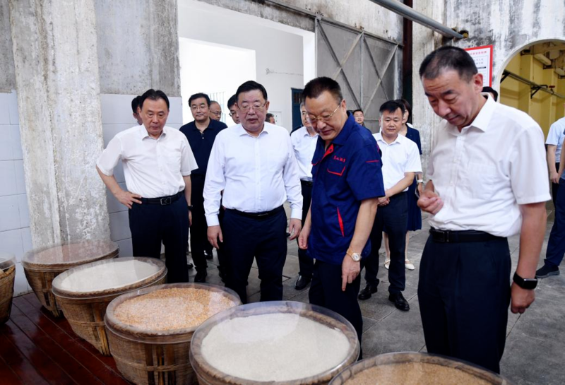 泰安市委书记调研当地龙头酒企,强调消费是拉动经济增长的重要引擎