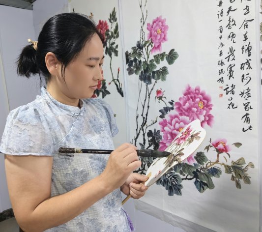 画家张瑞娟:墨染丹青写牡丹