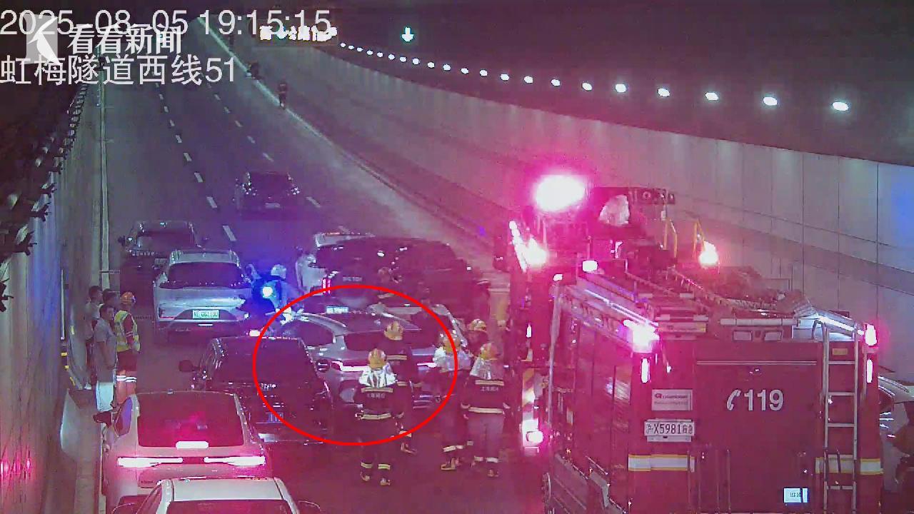 浓烟中临产孕妇被堵 民警护航开辟生命通道