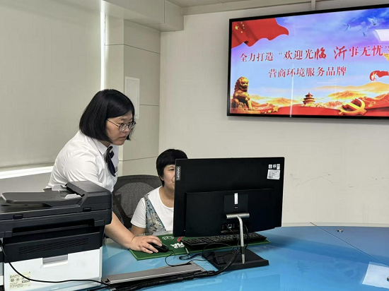 临沂市兰山区行政审批服务局“欢迎光临・沂事无忧”落地见效“个转企”服务获商户点赞