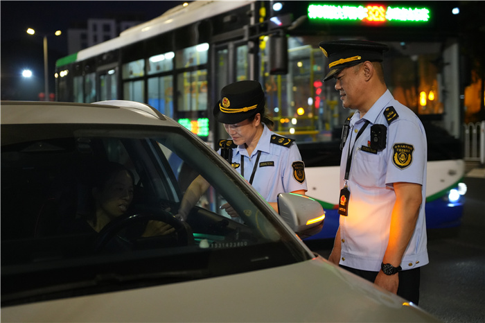 擦亮文明窗口 护航畅行无忧——崂山区交通运输局“三优”并举守护啤酒节畅行之路