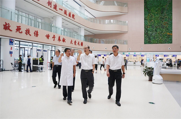 滨州市人大常委会副主任王方正到市人民医院走访慰问