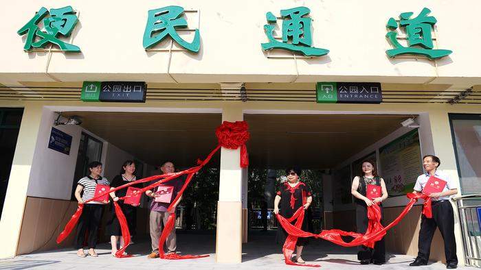 济南森林公园启用新通道 周边可容纳近300辆车停放