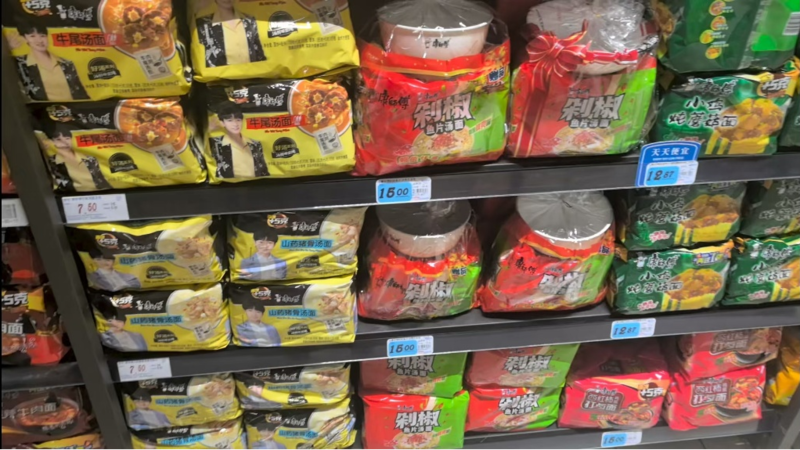 康师傅营收“失守”,记者调查:方便面依旧畅销,有商超下架零食