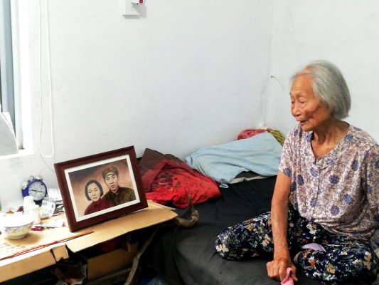 老人总忍不住将目光停留在“合影”上