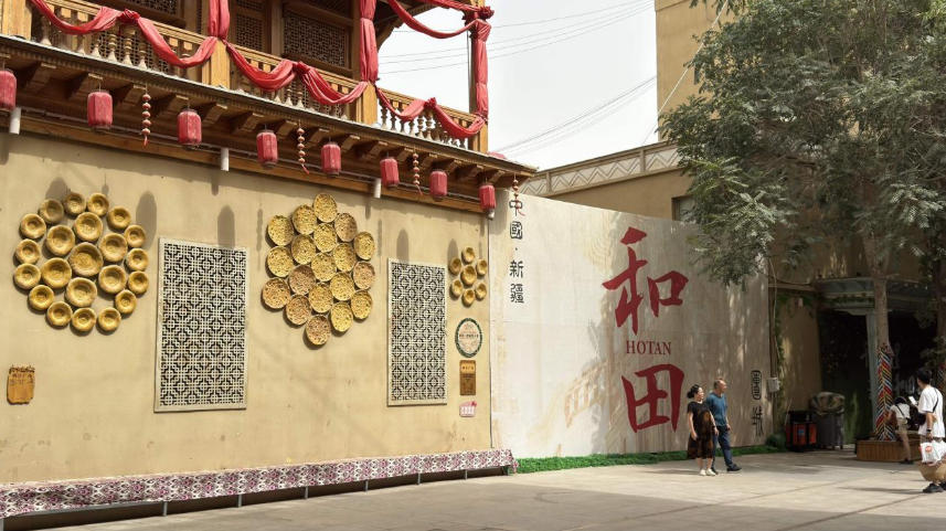 游客在团城标志性地点打卡拍照。人民网记者 焦磊摄