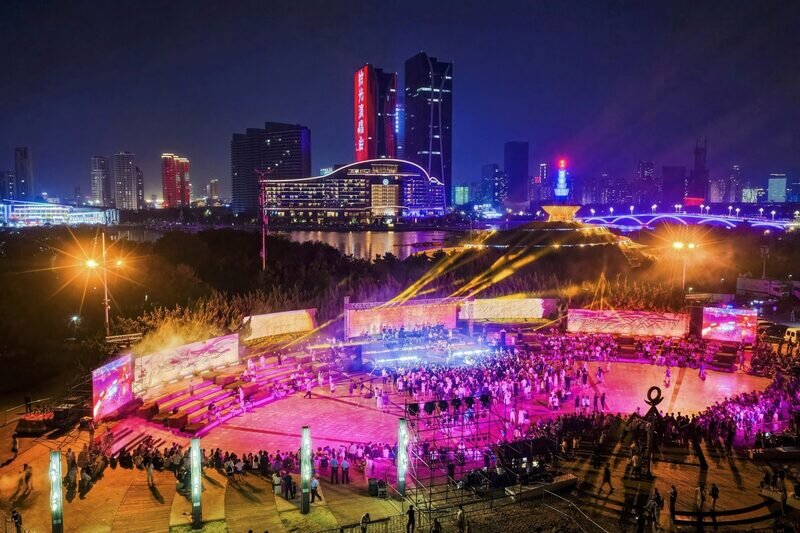 “光阴的故事” 2025 日照拾光演唱会:歌声点亮夜晚,温情满溢海岸