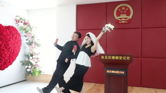 新人们领证时拍照留念。