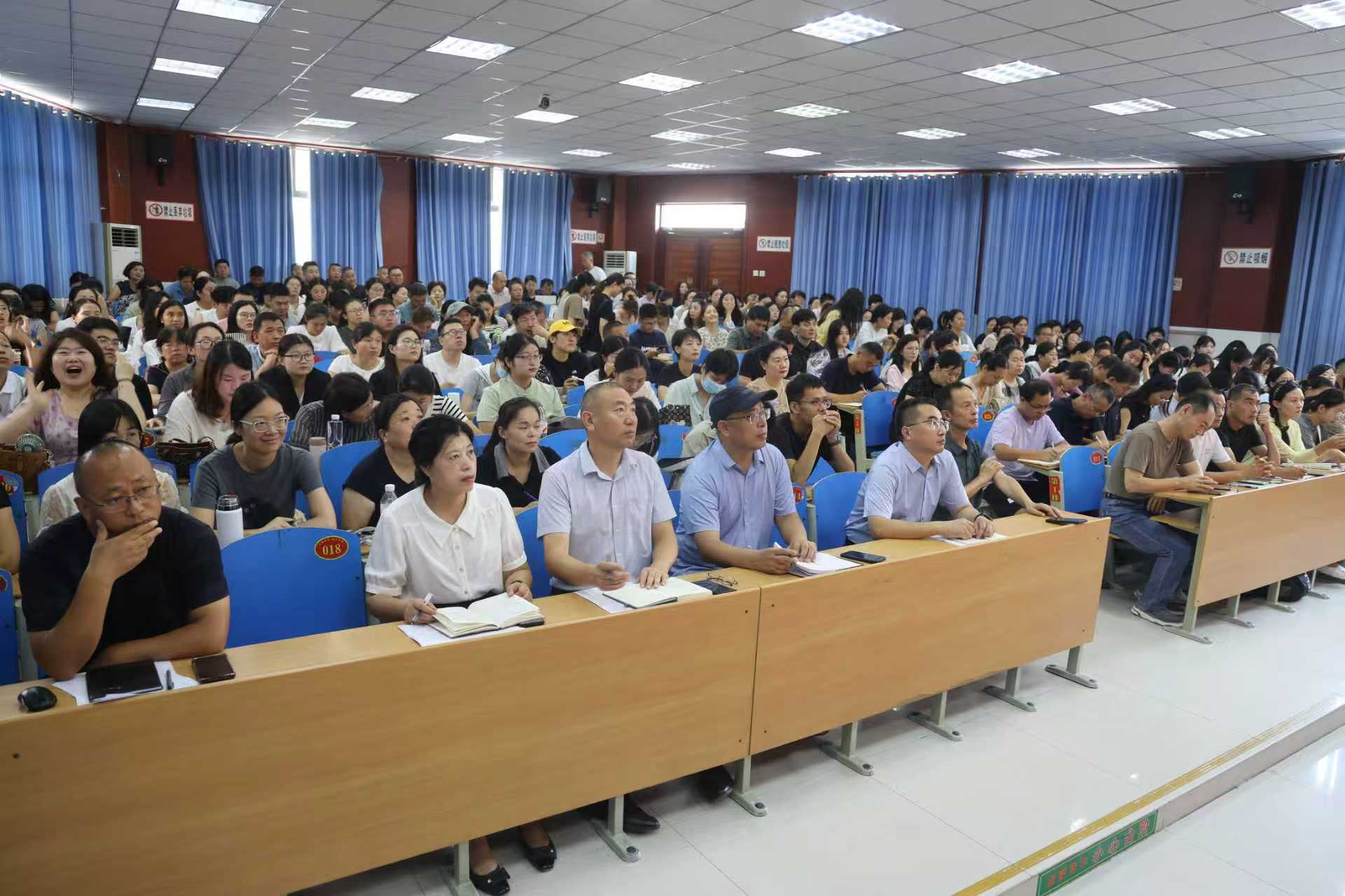 聚力赋能启新程,深耕课堂共成长 菏泽开发区人民路中学举行教师培训活动