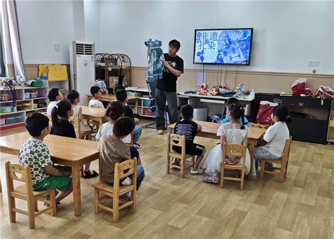 南通大学杏林学院淮水墨澜实践团开展“指尖扎染,遇见非遗”社会实践活动