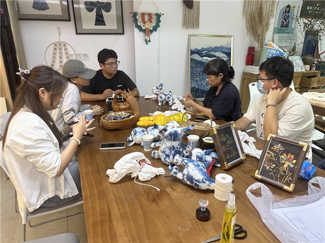 南通大学杏林学院淮水墨澜实践团开展“研习非遗技艺,宣讲文化薪火”社会实践活动