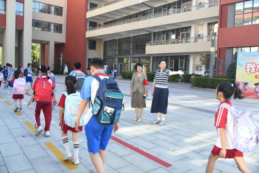 9月1日，济宁市东门大街小学责任督学到校精准督导，查看学生入校情况