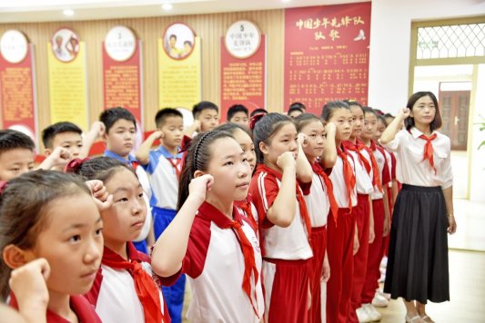 9月1日，济宁市东门大街小学开展“强国复兴有我  争做新时代好少年”重温入队誓词活动