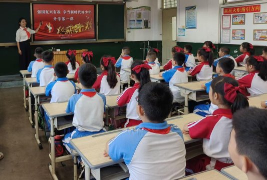 9月1日，济宁市东门大街小学开展《强国复兴有我  争做新时代好少年》开学第一课。