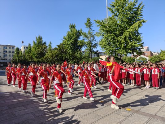 9月1日，济宁市东门大街小学开展“强国复兴有我  争做新时代好少年”开学典礼
