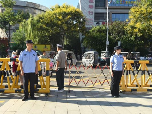 9月1日,济宁市东门大街小学公安民警维护校园周边环境