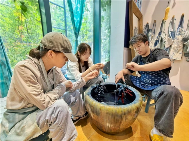 南通大学杏林学院淮水墨澜实践团开展“扎染绘生肖,漆扇承雅韵”非遗研习社会实践活动