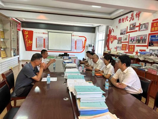 中国工商银行菏泽鲁西新区支行行长潘振一行慰问陈集镇中学全体教师