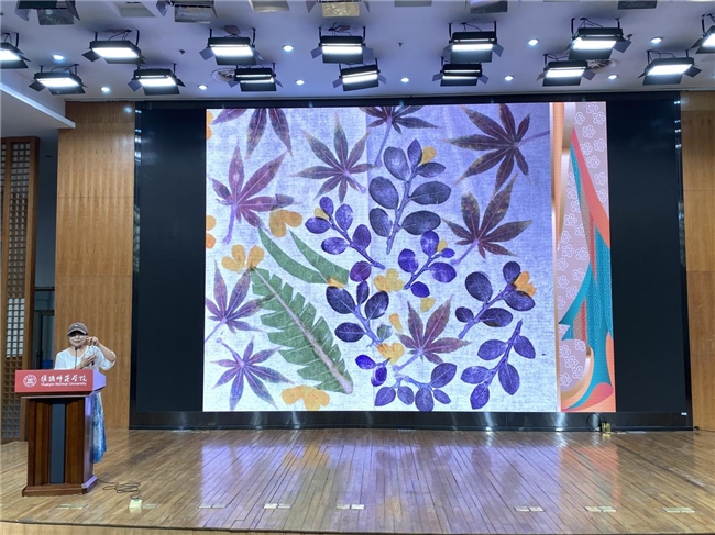 南通大学杏林学院淮水墨澜实践团开展“以捶草印花为纽带,共绘文化交融画卷”社会实践活动