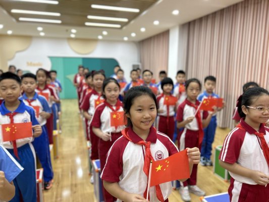 9月1日,济宁市东门大街小学开展“强国复兴有我 争做新时代好少年”歌声中的《开学第一课》活动