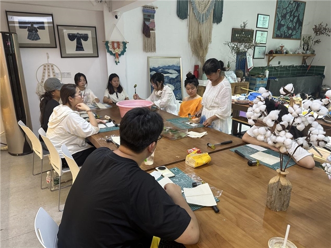 南通大学杏林学院淮水墨澜实践团开展“学习捶草印花技艺,为两岸文化交流蓄力”社会实践活动