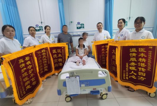 宁夏重伤女童千里来菏保肢成功 家人六面锦旗致谢博爱好医生