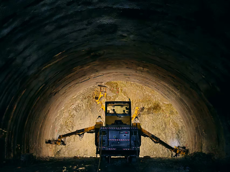 义龙庆高速白鹤山特长隧道进口端累计掘进突破1000米