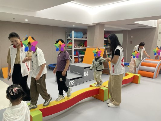 百年人寿济宁中支举办情暖“星童” 爱满新居公益活动