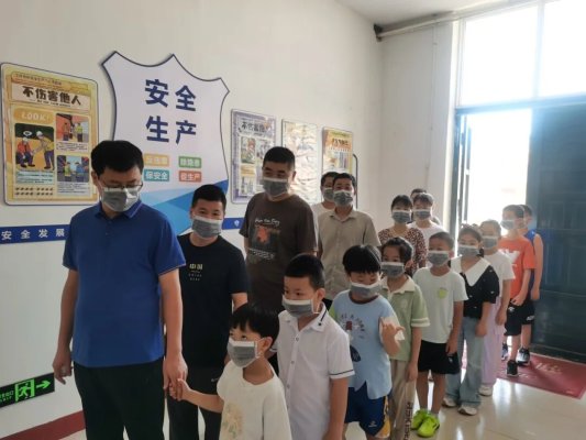 探秘化学实验 激发科学兴趣——山东省地矿局二四八大队实验室开展家庭开放日活动