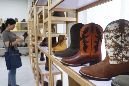 14-2025年9月12日，在山东潍坊高密市奥龙鞋业有限公司，客户在挑选产品（李海涛 摄）