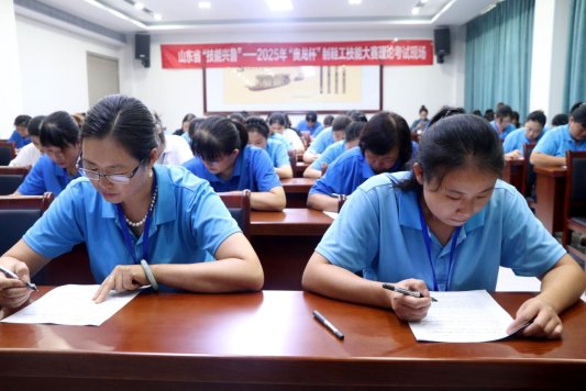 8-2025年9月12日，在山东潍坊高密市奥龙鞋业有限公司，选手在参加“奥龙杯”山东省制鞋工技能大赛决赛笔试。（李海涛 摄）