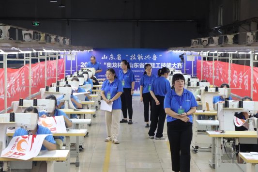 19-2025年9月12日，在山东潍坊高密市奥龙鞋业有限公司，选手在参加“奥龙杯”山东省制鞋工技能大赛决赛。（李海涛 摄）