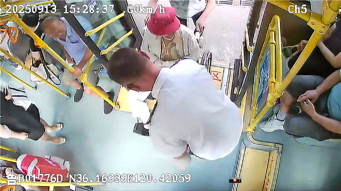 城阳巴士暖心帮扶轮椅老人 善举获乘客点赞